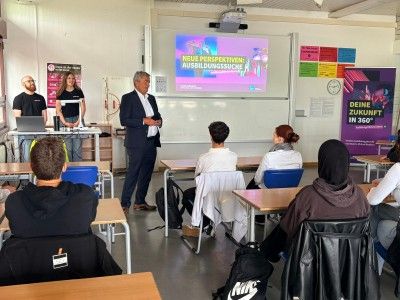 bayme vbm Hauptgesch&auml;ftsf&uuml;hrer Bertram Brossardt im Gespr&auml;ch mit den Sch&uuml;ler*innen der 8. Klasse