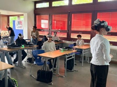 Sch&uuml;ler*innen erleben die bayerische M+E Industrie mittels VR-Brillen