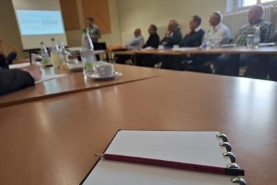 Konzentrierte Teilnehmer