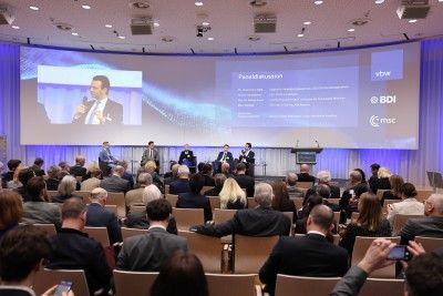 Ansicht des Podiums aus dem Zuschauerraum 