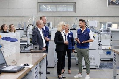 Staatsministerin Ulrike Scharf MdL (mittig) und Dr. Christof Prechtl (vorne links) besuchten im Rahmen des Bayerischen Ausbildungstages die BMW AG am Standort Landshut.