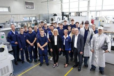 Gruppenfoto der Teilnehmenden von BMW zusammen mit StMin Ulrike Scharf MdL und Dr. Christof Prechtl
