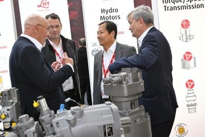 Im Gespräch am Stand von Linde Hydraulics GmbH & Co. KG / LHY Powertrain GmbH & Co. KG